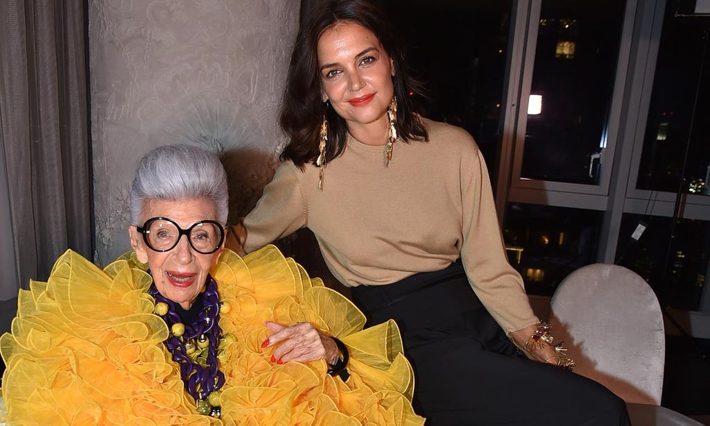 Katie Holmes asiste al 100 cumpleaños de la diseñadora Iris Apfel, todo un icono de estilo del siglo XXI