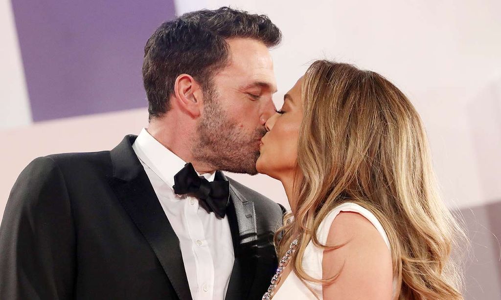 Jennifer Lopez y Ben Affleck se comen a besos en Venecia en su primer posado oficial
