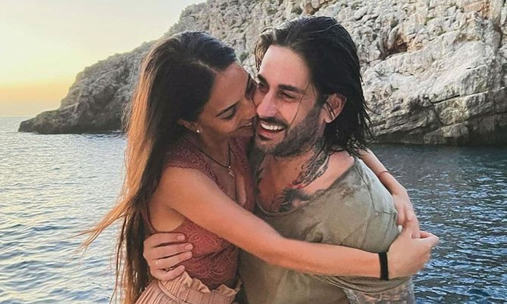 La esposa de Melendi llora al ver las fotos de su boda con el cantante dos años después