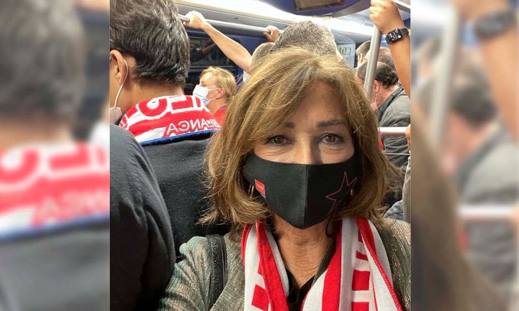 Ana Rosa Quintana, una más en el metro para ver al equipo de sus amores