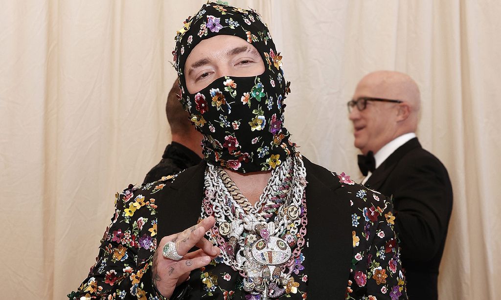 JBalvin enseña las heridas que le hicieron las cadenas en la Gala MET