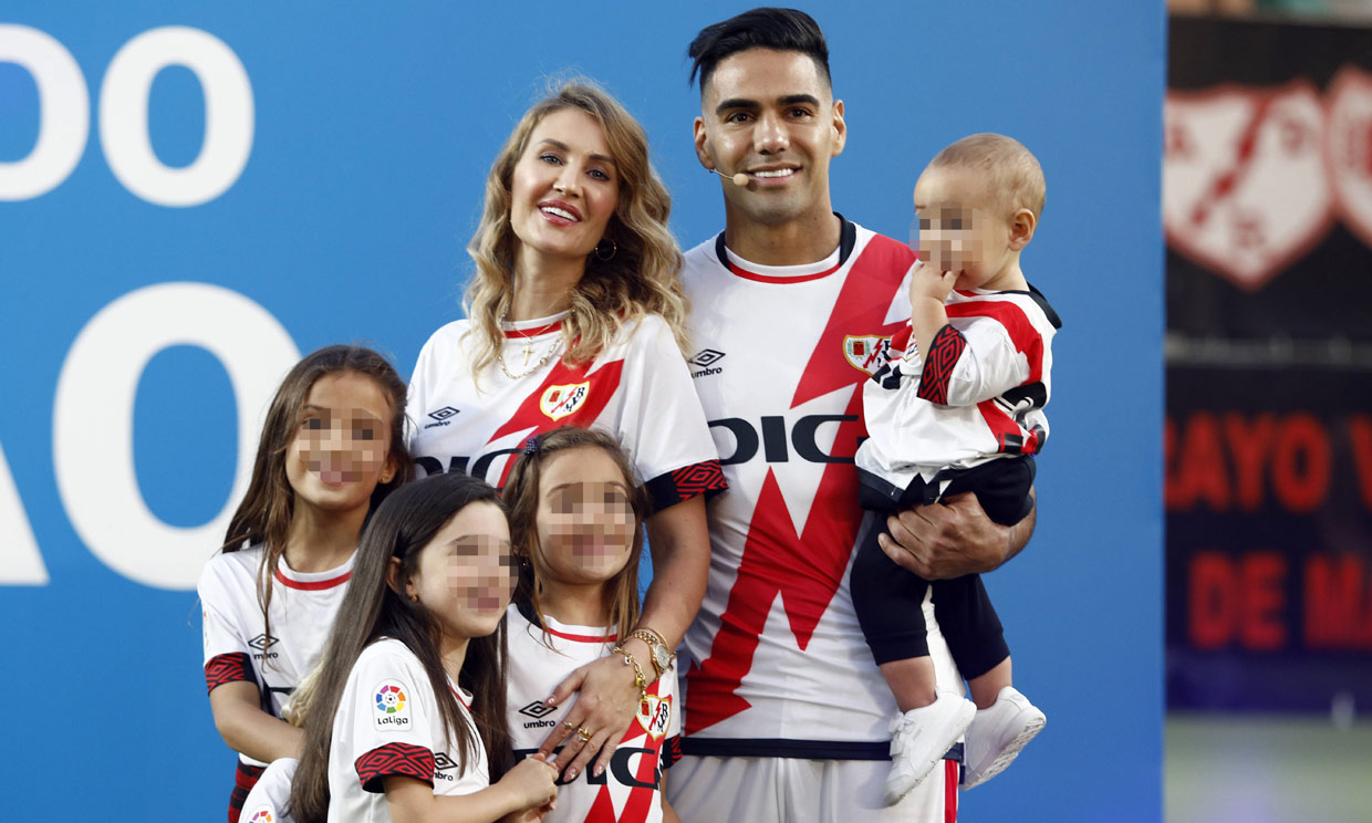 Falcao, acompañado de su otro 'equipo' en su presentación como jugador del Rayo Vallecano