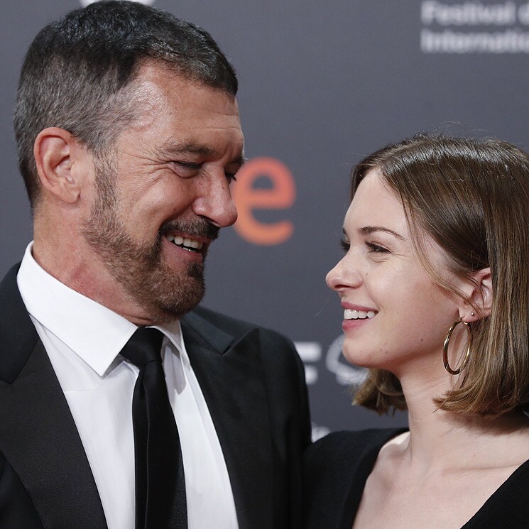 Antonio Banderas, un padre orgulloso al pisar con su hija Stella la alfombra roja de San Sebastián