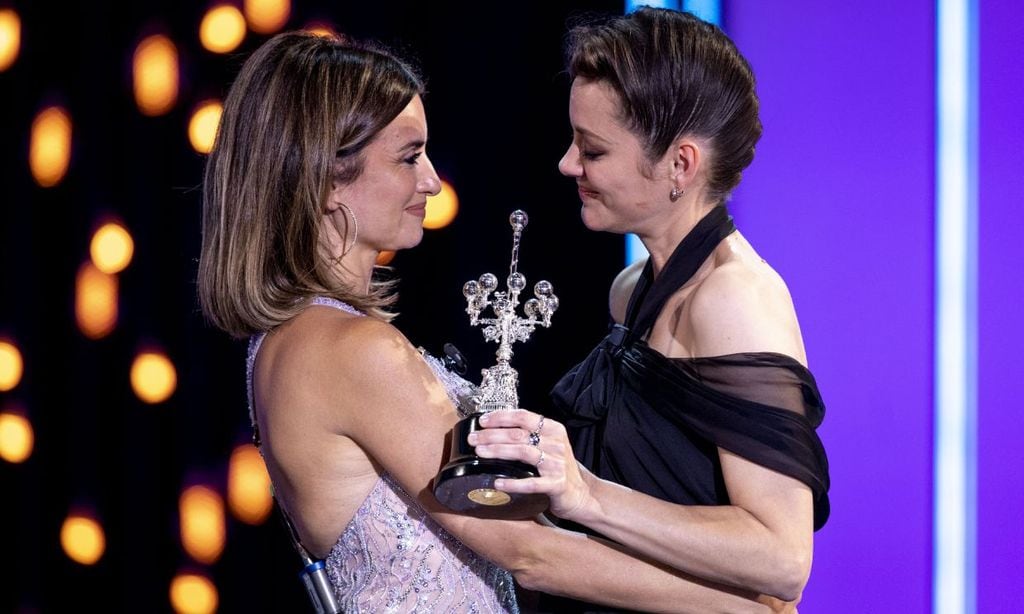 Penélope Cruz sorprende a Marion Cotillard en el Festival de Cine de San Sebastián: 'Es bondad, verdad y magia'