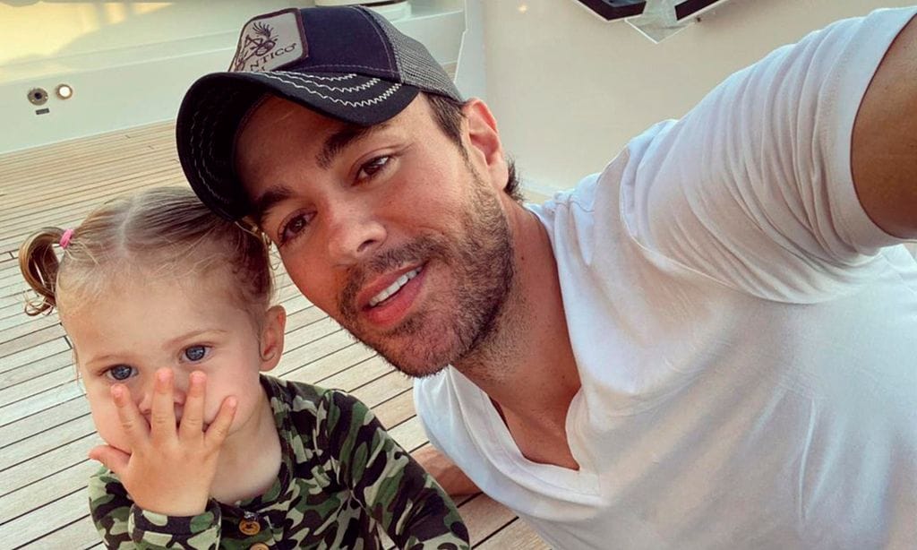 La explosión de alegría y el baile de la niña de Enrique Iglesias al escuchar el nuevo disco de su padre