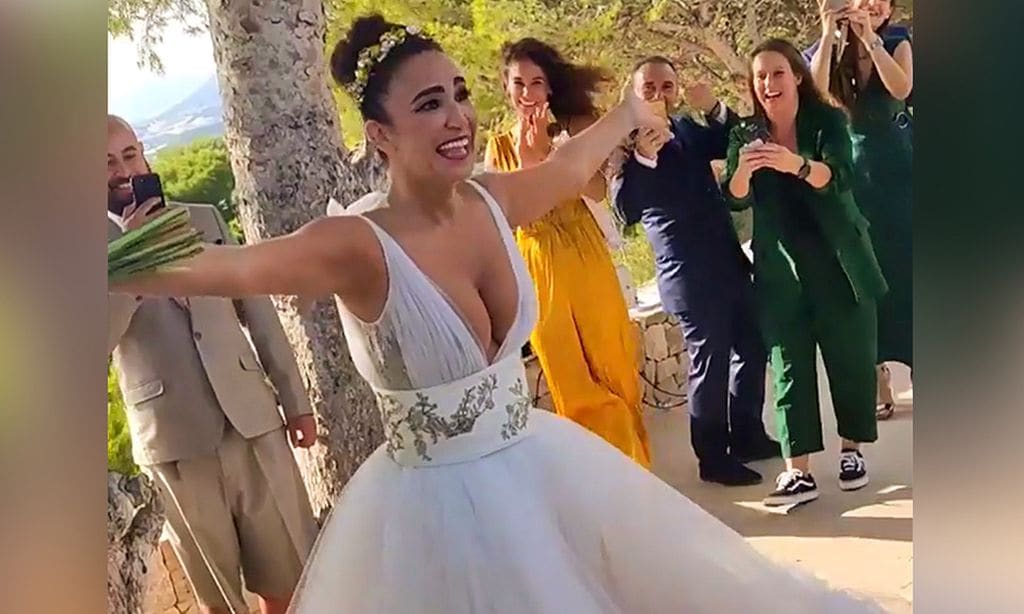 La divertidísima celebración de Cristina Rodríguez en su boda al ritmo de 'Vivo cantando' de Salomé