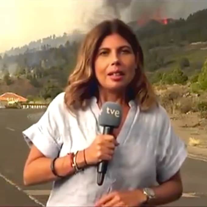 El susto de una reportera en pleno directo por el temblor de un terremoto cerca del volcán de La Palma