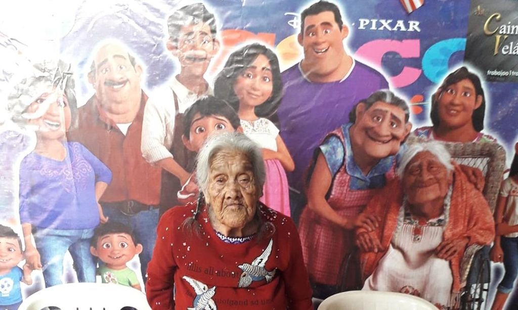 La celebración del 108 cumpleaños de la abuela que inspiró a 'Mamá Coco' (con tarta de Disney personalizada)