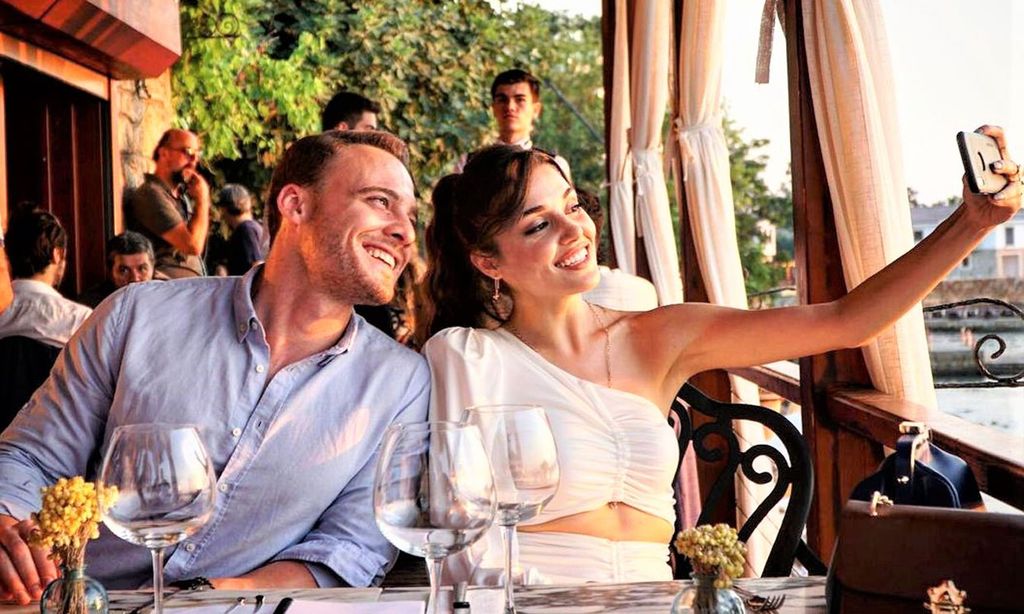 Descubre todos los detalles del primer viaje a España de Kerem Bürsin, el protagonista de 'Love is in the air'