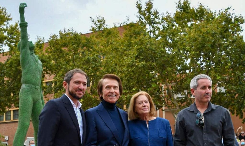 Raphael descubre su estatua en Linares arropado por su familia