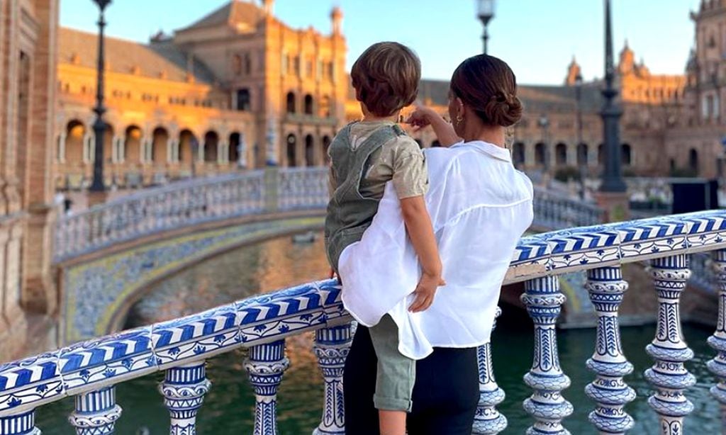 Eva González enseña con orgullo al pequeño Cayetano lo imponente y hermosa que es su ciudad, Sevilla