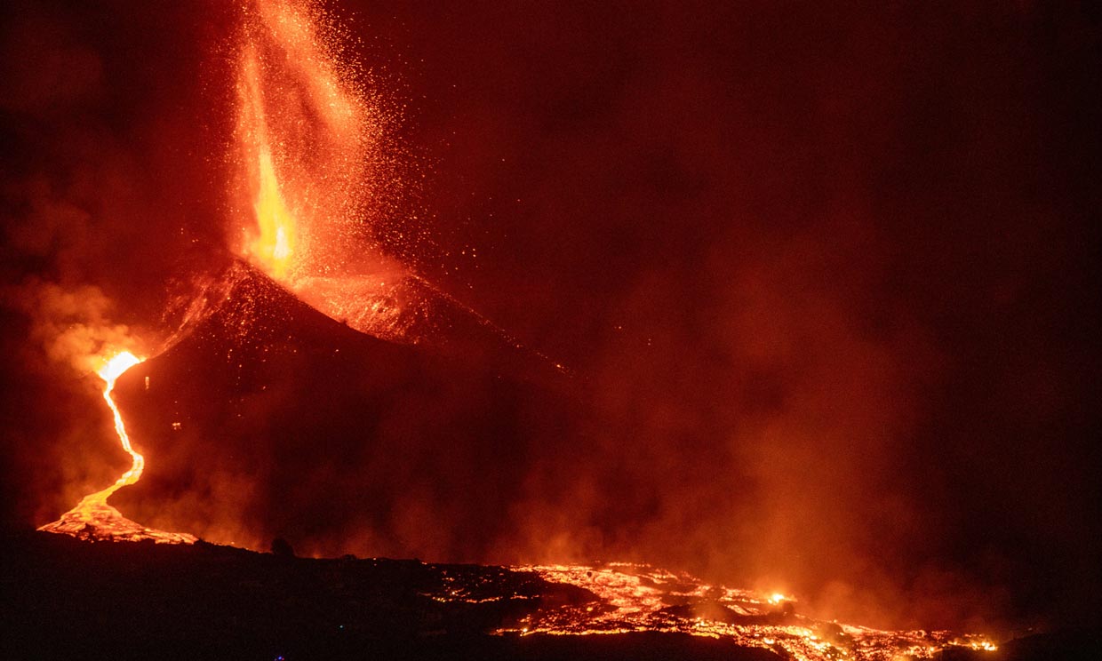 La lava del volcán de La Palma se acerca al mar