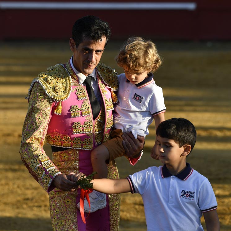 Víctor Janeiro da la vuelta al ruedo con sus hijos Víctor y Oliver