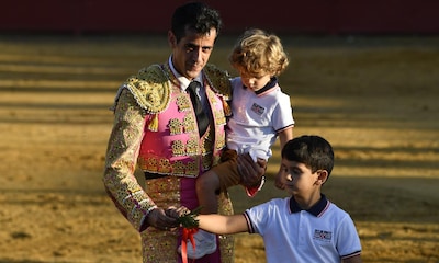 Víctor Janeiro da la vuelta al ruedo con sus hijos Víctor y Oliver