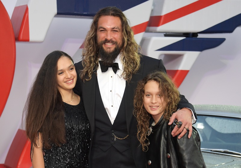 Jason Momoa y sus hijos en el estreno de 'no time to die'