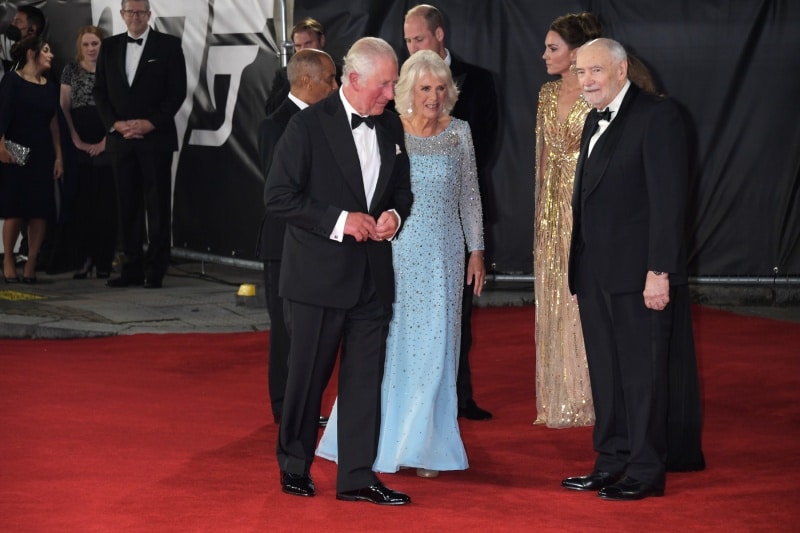 El príncipe Carlos y la duquesa de Cornualles en el estreno de 'No time to die'