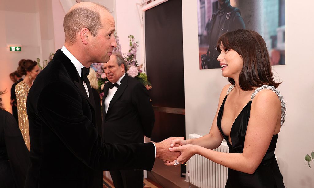 La gran noche de Ana de Armas, de estreno con los duques de Cambridge, el príncipe Carlos y Camilla