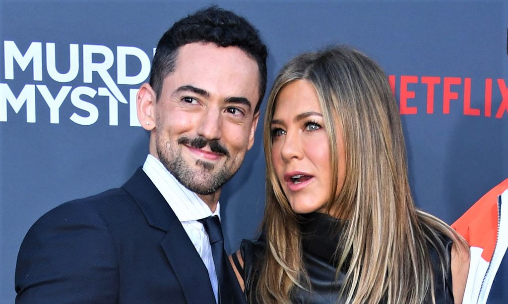 Así es Luis Gerardo Méndez, el copresentador de los Premios Platino que se codea con Jennifer Aniston