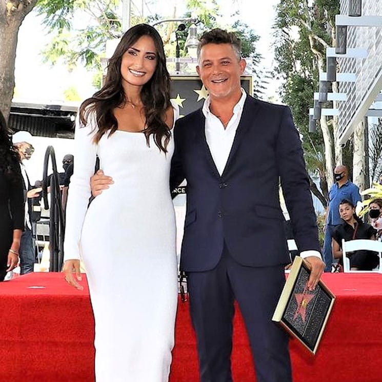 Alejandro Sanz, radiante al descubrir su estrella en el Paseo de la Fama de Hollywood junto a Rachel Valdés