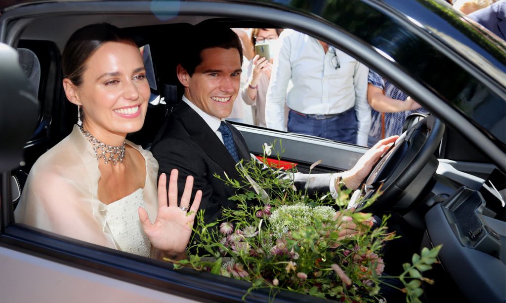 Expectación, un guiño eco y... ¡la fiesta!: todos los detalles de la boda de Claudia Osborne y José Entrecanales