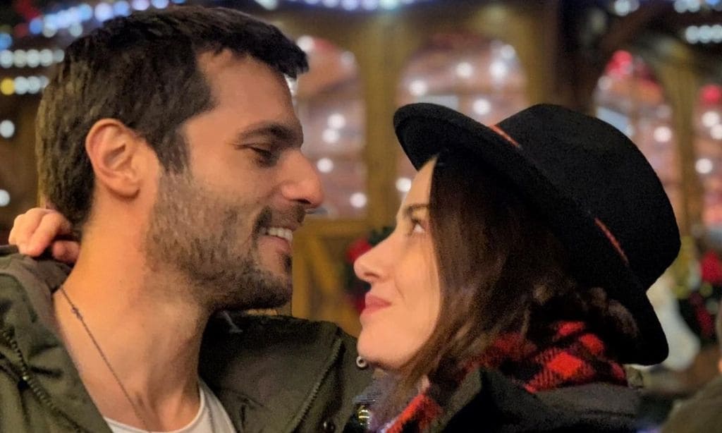 De la ficción a la realidad: Özge Gürel y Serkan Çayoğlu, de 'Amar es primavera', se casan