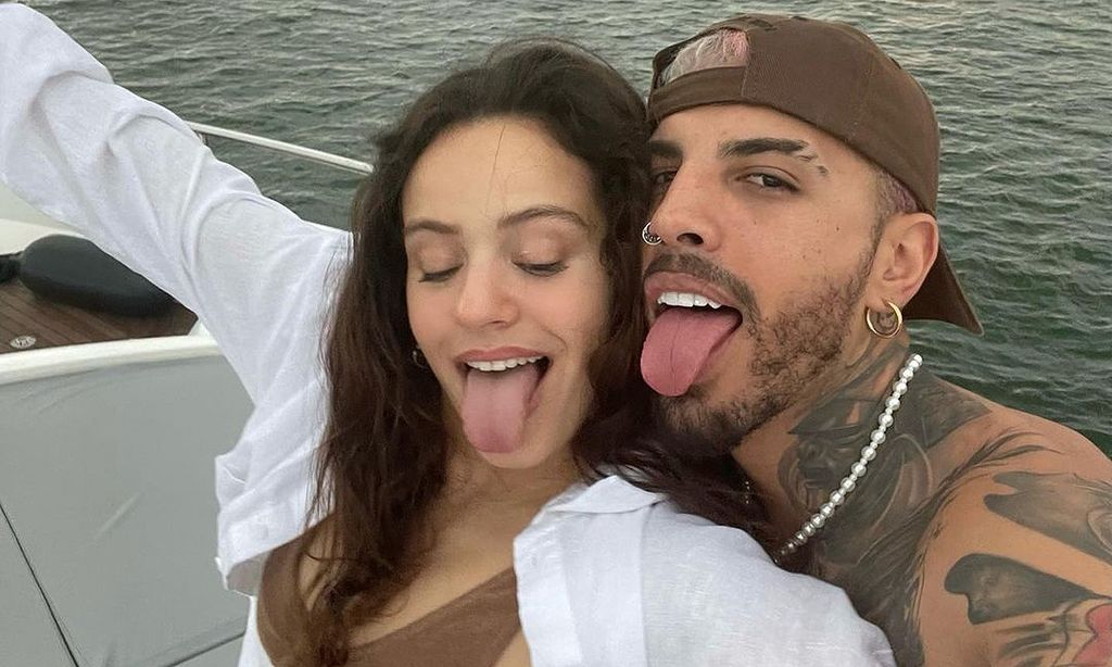 ¡'Me gusta todo de ti'! Rauw Alejandro y Rosalía se funden en un apasionado beso