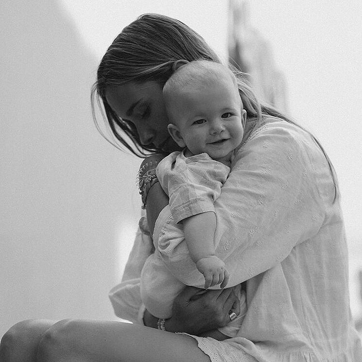 María Pombo celebra su primer cumpleaños como mamá con unas preciosas fotografías junto a su hijo