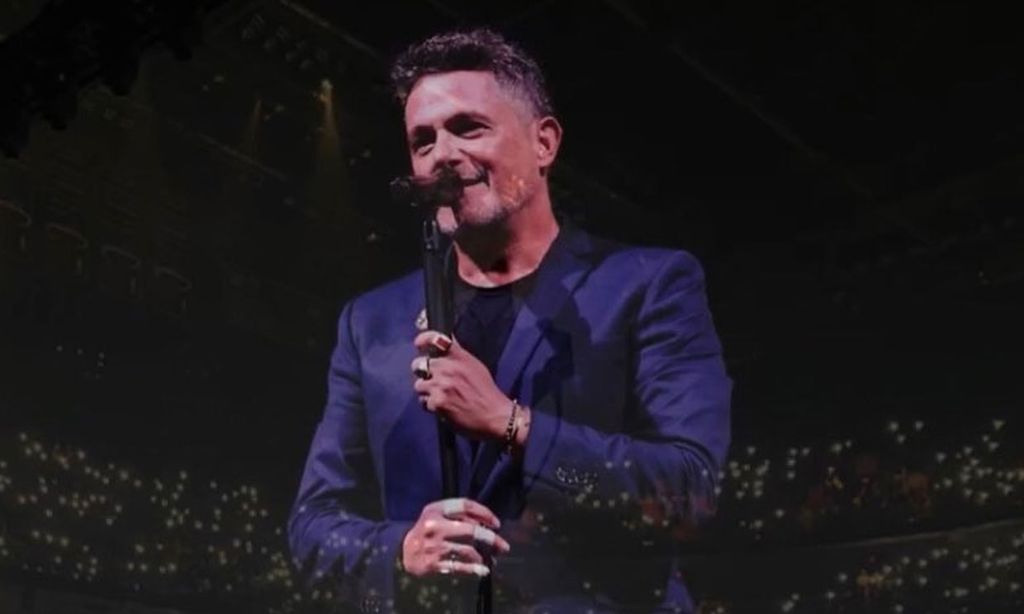 Alejandro Sanz, cómplice de la pedida de mano de Mike Bahía a Greeicy en su propio concierto