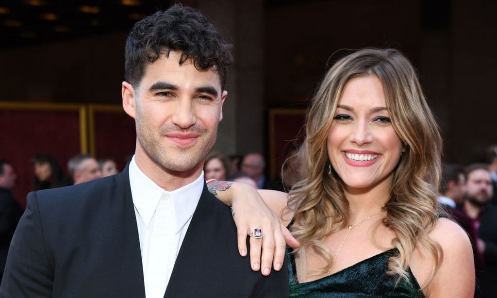  Darren Criss y Mia Swier