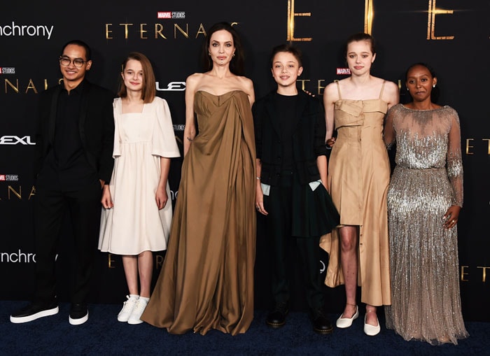 Angelina Jolie con cinco de sus seis hijos en la premiere 'Eternals'