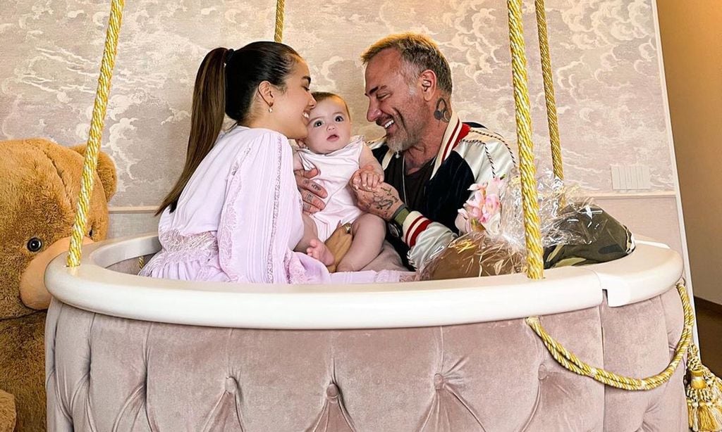 Sharon Fonseca y Gianluca Vacchi con su hija