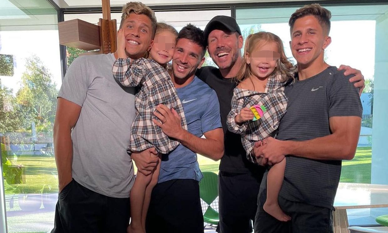 El precioso retrato familiar de Simeone con sus cinco hijos. ¿Quién es quién en la familia?