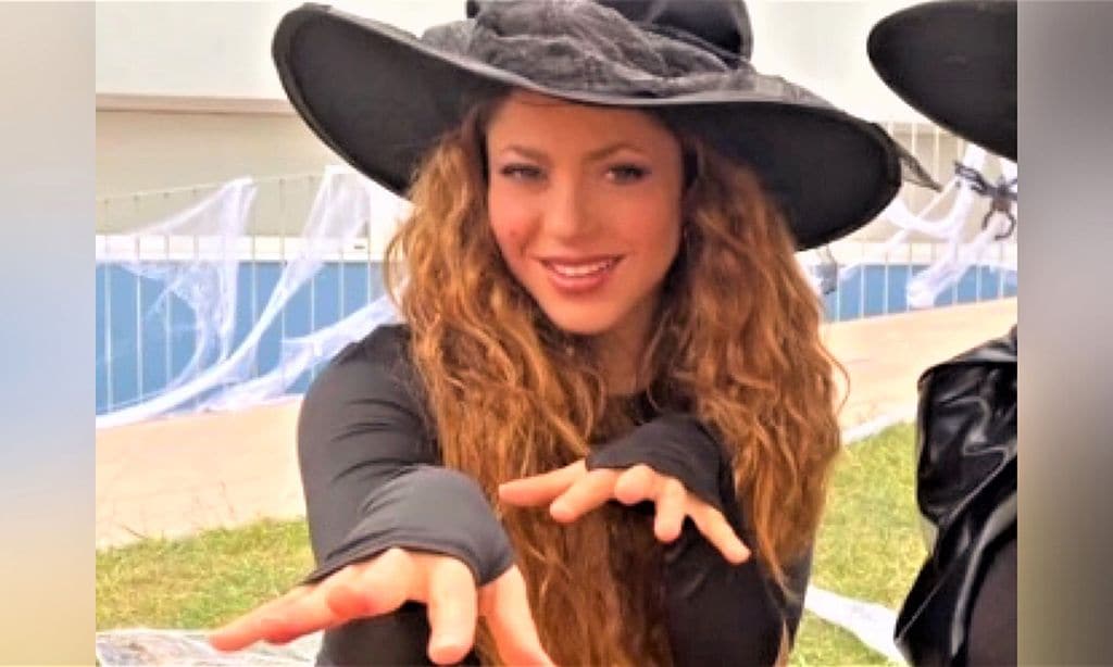 Shakira se viste de bruja para ir al cole de Milán y se pica con Piqué por el 'genial' disfraz del futbolista