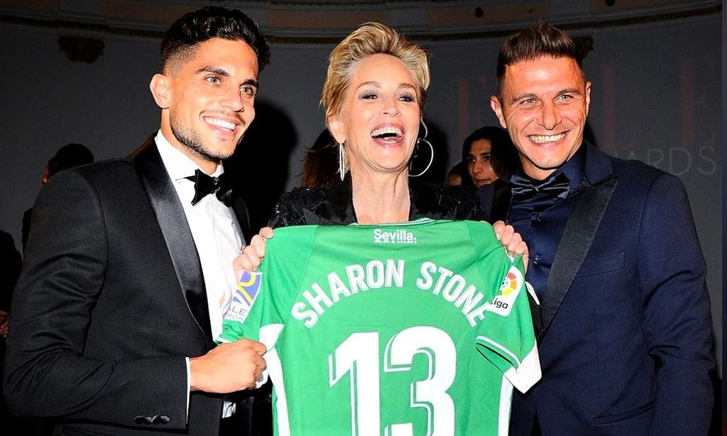 La increíble reacción de Sharon Stone cuando Joaquín le regala una camiseta del Betis