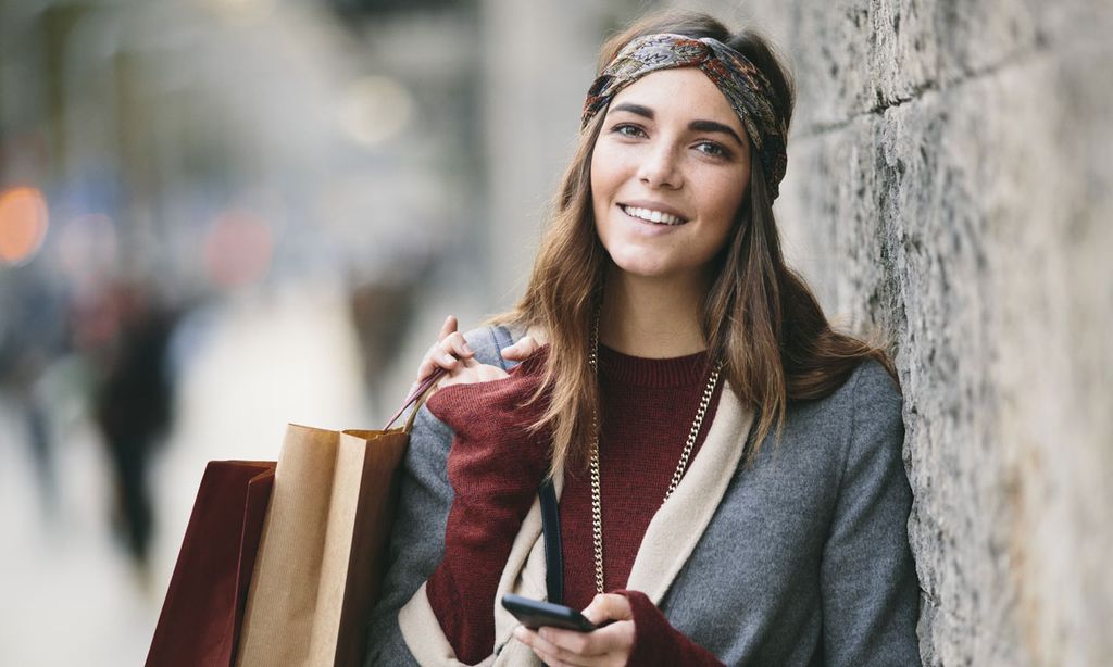 Mujer de compras en la calle