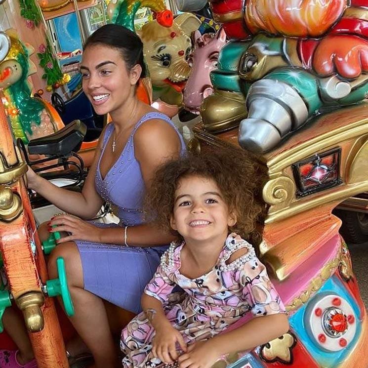 Las 'celebrities' caen rendidas ante la gracia de Alana Martina, la hija de Georgina, chapurreando el inglés