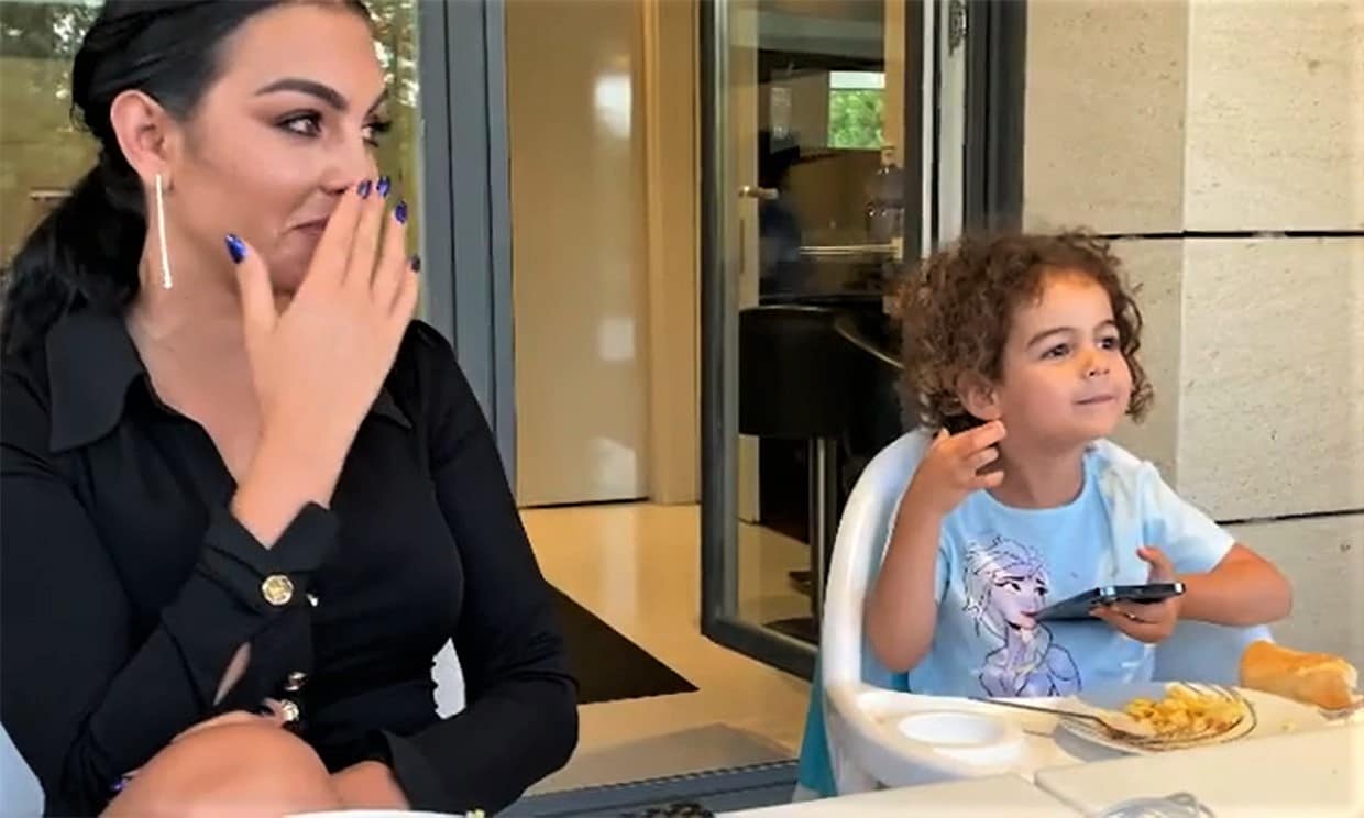 Georgina Rodríguez se derrite con este vídeo de su hija Alana Martina explicando en inglés cómo debe pedir ir al baño