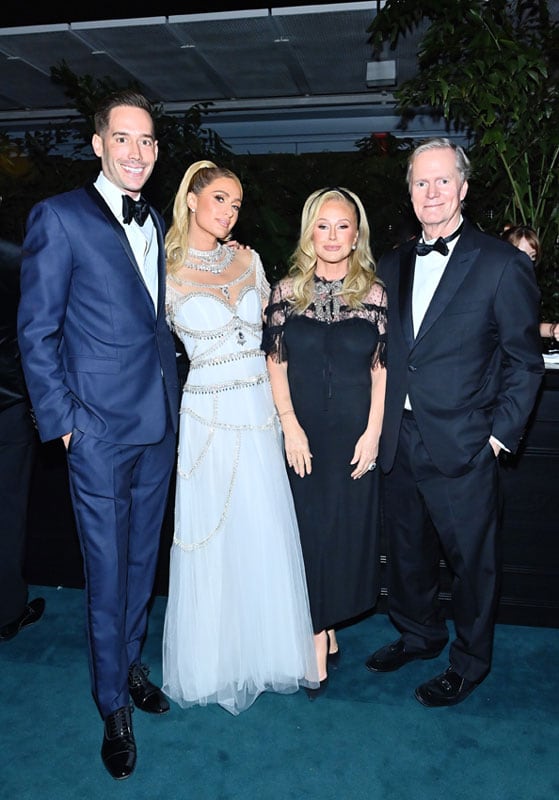 Paris Hilton junto a sus padres y su prometido, Carter Reum