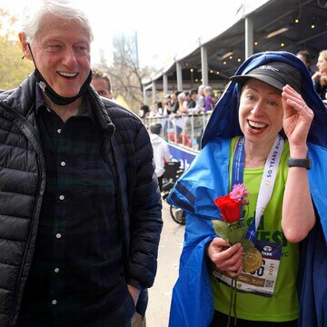 La familia Clinton reaparece unida y en buena forma tras el susto por la salud de Bill 