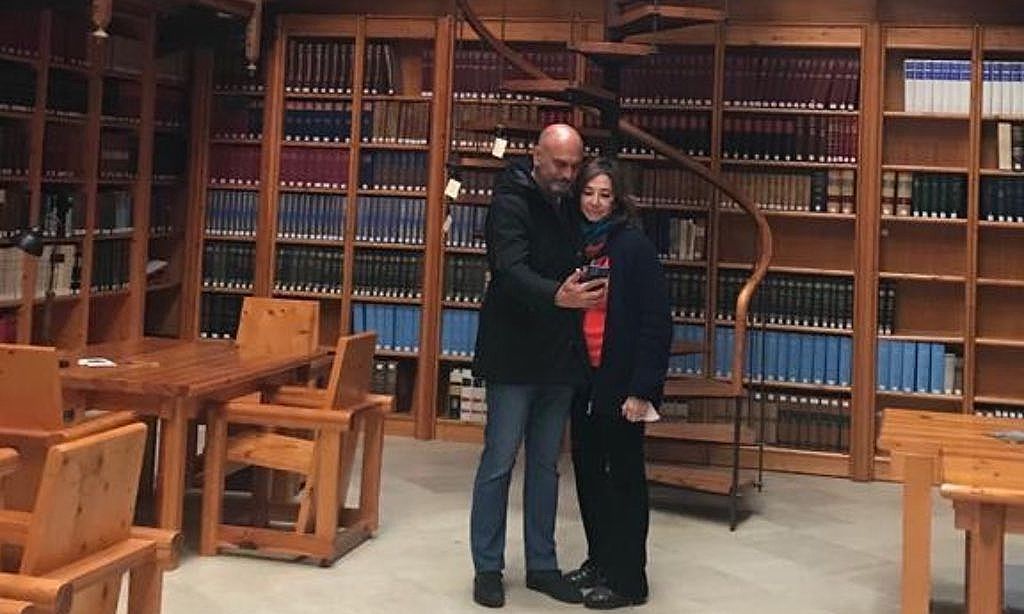 ana rosa y su marido en la biblioteca de silos