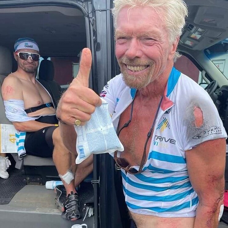 Las imágenes del aparatoso accidente en bicicleta de Richard Branson a sus 71 años