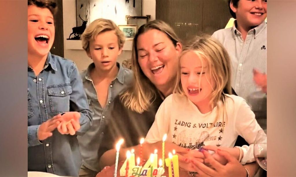 ¡Qué divertida locura! Caritina Goyanes sopla las velas mientras todos los niños de la familia le cantan el ‘Cumpleaños Feliz'