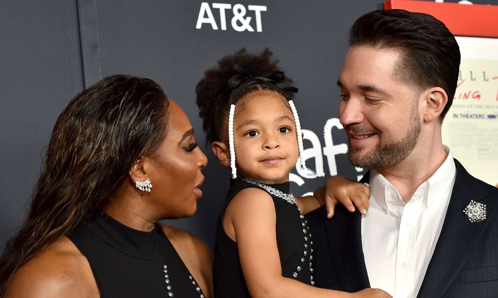 ¡Con el mismo look y posando como mamá! El divertido debut de la hija de Serena Williams en la alfombra roja a sus 4 años