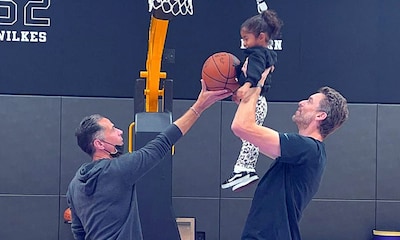 El entrañable momento de Pau Gasol con su niña y las hijas de Kobe Bryant en la cancha