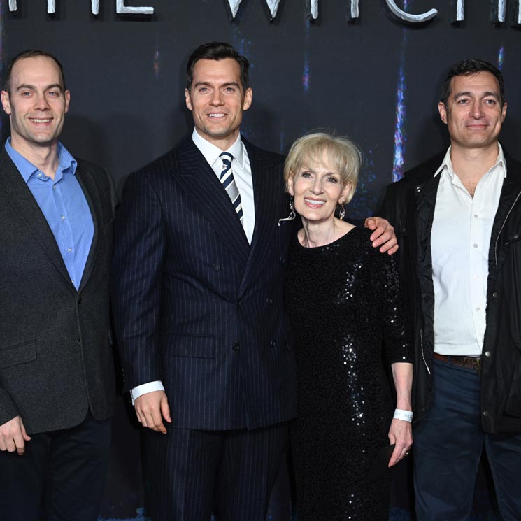 Henry Cavill se lleva a su madre, sus hermanos y un insólito invitado extra al estreno de 'The Witcher'