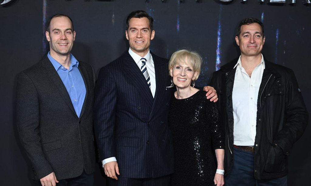 Henry Cavill se lleva a su madre, sus hermanos y un insólito invitado extra al estreno de 'The Witcher'