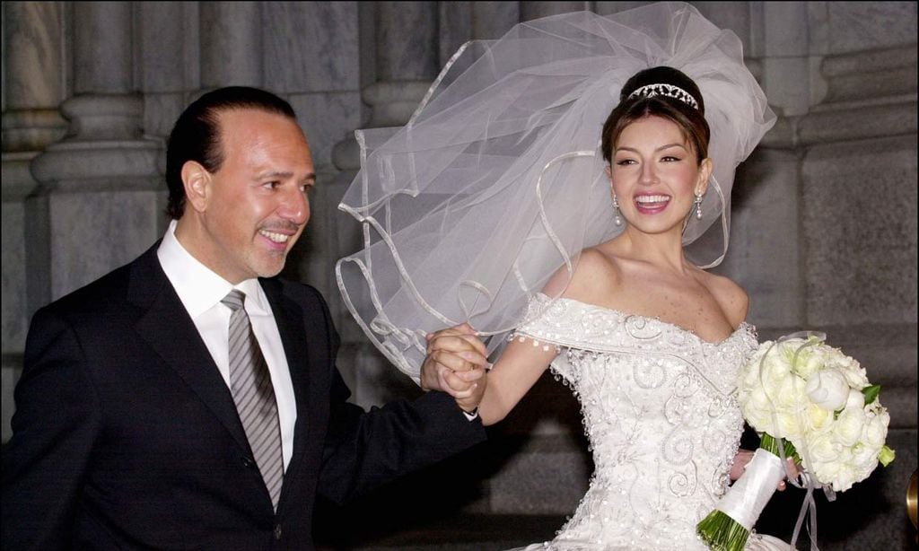 Thalía deja a todos con la boca abierta al recuperar las imágenes de su vestido de novia con una cola de ¡17 metros! Thalía deja a todos con la boca abierta al recuperar las imágenes de su vestido de novia con una cola de ¡17 metros!