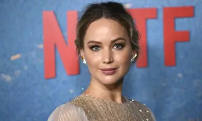 Jennifer Lawrence presume de embarazo en el estreno de su nueva película con Leonardo DiCaprio