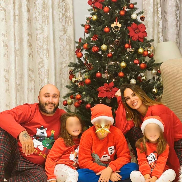 Kiko Rivera comparte su posado navideño más significativo junto a Irene Rosales y sus tres hijos