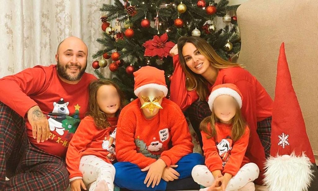 Kiko Rivera comparte su posado navideño más significativo junto a Irene Rosales y sus tres hijos